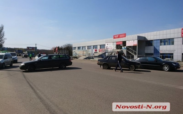 На Троицкой столкнулись два автомобиля, образовался большой затор Фото № 1 На Троицкой столкнулись два автомобиля, образовался большой затор Фото № 1