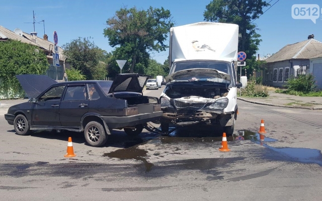 На Даля не смогли поделить перекресток «ВАЗ 21099» и «Газель», оба водителя госпитализированы в больницу Фото № 6 На Даля не смогли поделить перекресток «ВАЗ 21099» и «Газель», оба водителя госпитализированы в больницу Фото № 6
