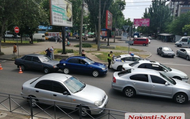 Из-за неработающего светофора на Центральном проспекте столкнулись три автомобиля, есть пострадавшие Фото № 4 Из-за неработающего светофора на Центральном проспекте столкнулись три автомобиля, есть пострадавшие Фото № 4
