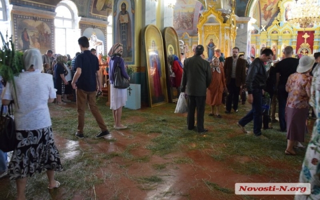Православные Николаева сегодня отмечают день Святой Троицы Фото № 6 Православные Николаева сегодня отмечают день Святой Троицы Фото № 6