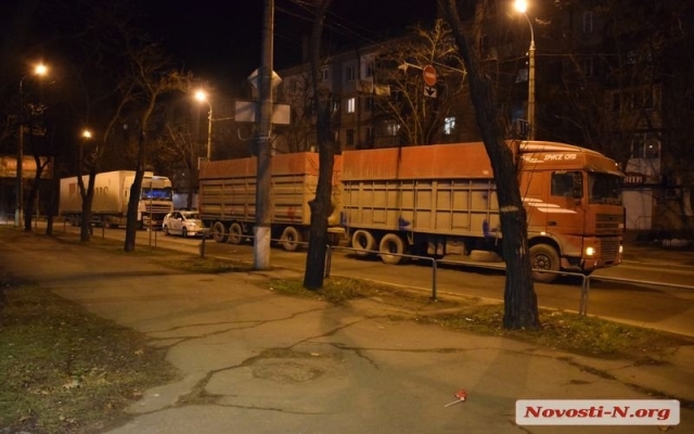 На Большой Морской грузовик врезался в зерновоз Фото № 8 На Большой Морской грузовик врезался в зерновоз Фото № 8