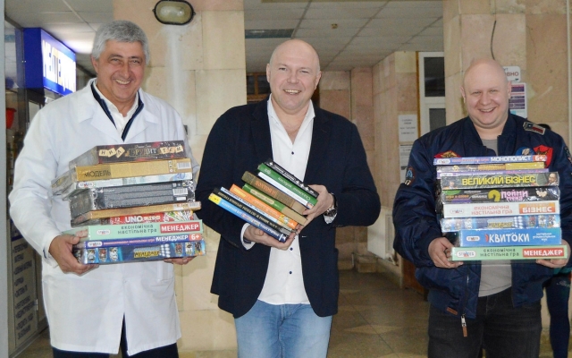 Рекордсмен-силач Олег Скавыш (Тягнизуб) посетил детскую больницу и проведет сегодня сбор средств на лечение маленьких пациентов Фото № 5 Рекордсмен-силач Олег Скавыш (Тягнизуб) посетил детскую больницу и проведет сегодня сбор средств на лечение маленьких пациентов Фото № 5