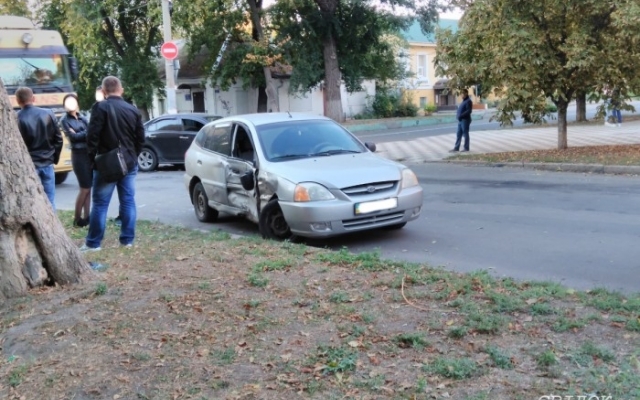 В центре Николаева столкнулись Kia и Mitsubishi Фото № 1 В центре Николаева столкнулись Kia и Mitsubishi Фото № 1