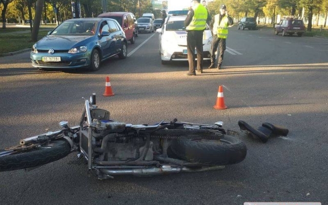 На Богоявленском проспекте автомобиль сбил мотоциклиста, пострадавшего с травмами доставили в больницу Фото № 1 На Богоявленском проспекте автомобиль сбил мотоциклиста, пострадавшего с травмами доставили в больницу Фото № 1