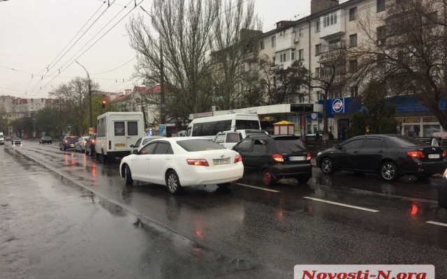 На Генерала Карпенко в общем потоке машин столкнулись два автомобиля Фото № 6 На Генерала Карпенко в общем потоке машин столкнулись два автомобиля Фото № 6