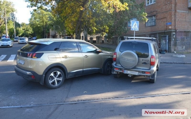 На Никольской авария без жертв, но с механическими повреждениями Фото № 2 На Никольской авария без жертв, но с механическими повреждениями Фото № 2