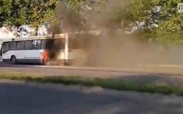 На Богоявленском проспекте на ходу загорелся автобус Фото № 3 На Богоявленском проспекте на ходу загорелся автобус Фото № 3