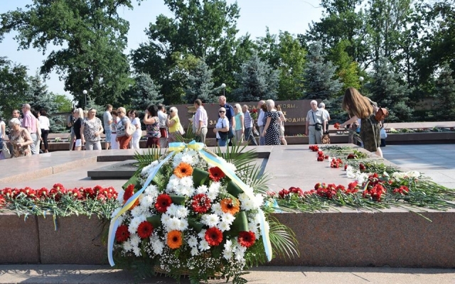 В Николаеве горожане отметили День памяти и скорби Фото № 21 В Николаеве горожане отметили День памяти и скорби Фото № 21