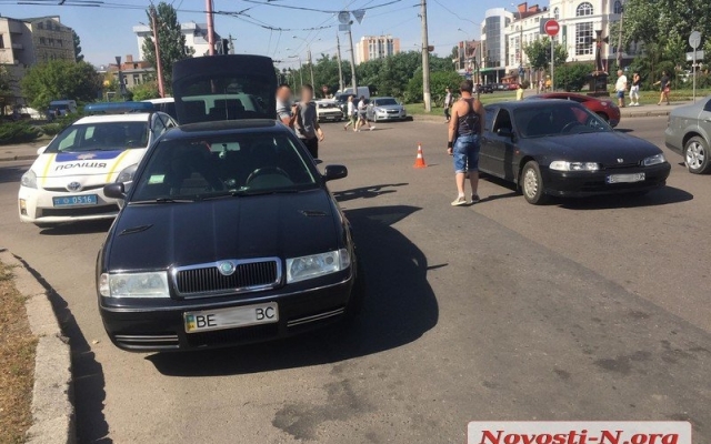 На Центральном проспекте столкнулись две иномарки, движение автотранспорта затруднено Фото № 4 На Центральном проспекте столкнулись две иномарки, движение автотранспорта затруднено Фото № 4