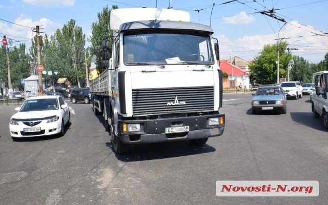 На Пушкинском кольце образовалась большая автопробка из-за столкновения грузовика и автомобиля Фото № 1 На Пушкинском кольце образовалась большая автопробка из-за столкновения грузовика и автомобиля Фото № 1