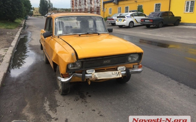 На Чигрина пьяный водитель выехал за пределы проезжей части и снес дорожный знак Фото № 4 На Чигрина пьяный водитель выехал за пределы проезжей части и снес дорожный знак Фото № 4