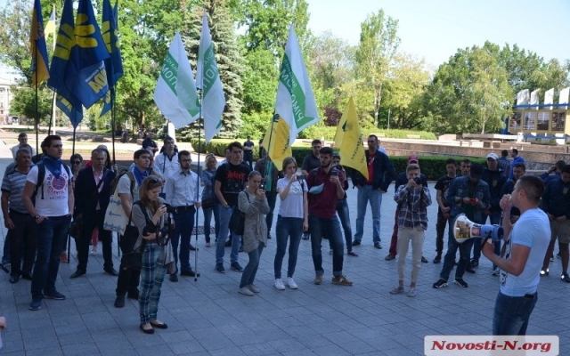 Представители шести партий митингуют под зданием Николаевой облгосадминистрации, требуя выборы по «открытым спискам» Фото № 2 Представители шести партий митингуют под зданием Николаевой облгосадминистрации, требуя выборы по «открытым спискам» Фото № 2