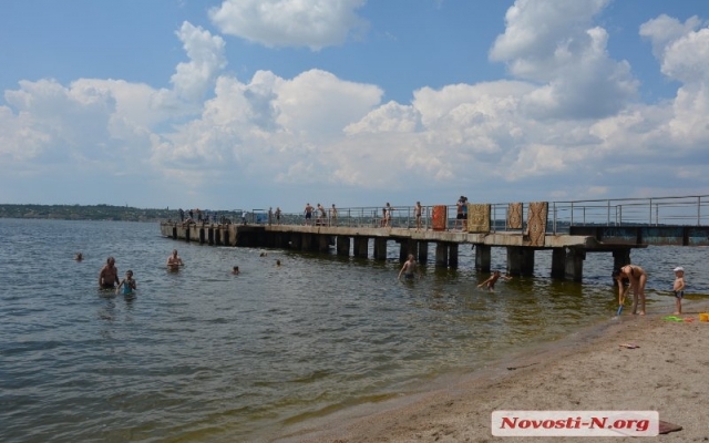 Несмотря на запрет николаевцы отдыхают и купаются на пляжах города Фото № 24 Несмотря на запрет николаевцы отдыхают и купаются на пляжах города Фото № 24