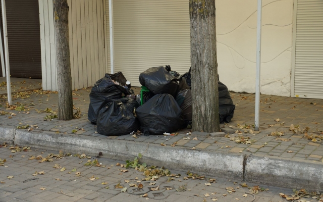 В Коблево добровольцы и предприниматели вышли на осенний субботник: убрали мусор и закрасили рекламу наркотиков Фото № 5 В Коблево добровольцы и предприниматели вышли на осенний субботник: убрали мусор и закрасили рекламу наркотиков Фото № 5