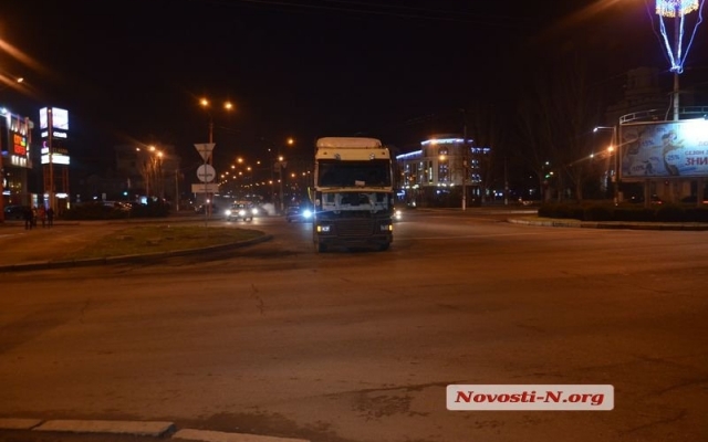 На Центральном проспекте застрял тягач с цистерной, груженной 20 тоннами подсолнечного масла Фото № 1 На Центральном проспекте застрял тягач с цистерной, груженной 20 тоннами подсолнечного масла Фото № 1