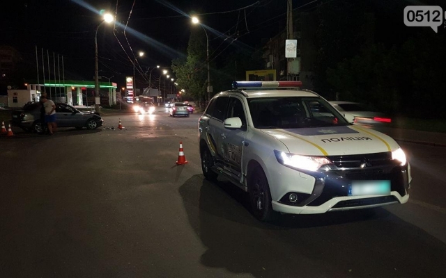 На Генерала Карпенко автомобиль протаранил полицейский внедорожник Фото № 1 На Генерала Карпенко автомобиль протаранил полицейский внедорожник Фото № 1