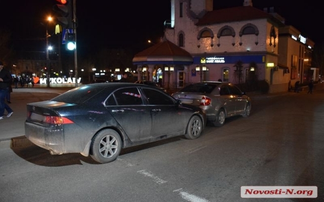 На Центральном проспекте в потоке машин столкнулись два автомобиля Фото № 1 На Центральном проспекте в потоке машин столкнулись два автомобиля Фото № 1
