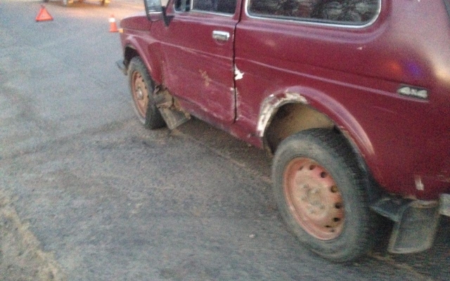 В микрорайоне Терновка произошла авария, один из автомобилей врезался в дерево Фото № 3 В микрорайоне Терновка произошла авария, один из автомобилей врезался в дерево Фото № 3