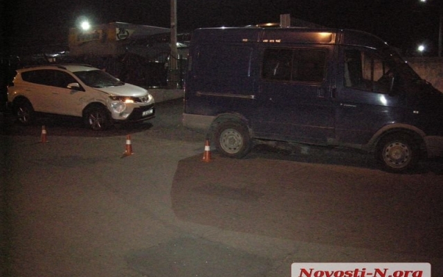 Авария на Мореходной: микроавтобус пошел обгонять автомобиль и до допустил столкновение Фото № 1 Авария на Мореходной: микроавтобус пошел обгонять автомобиль и до допустил столкновение Фото № 1
