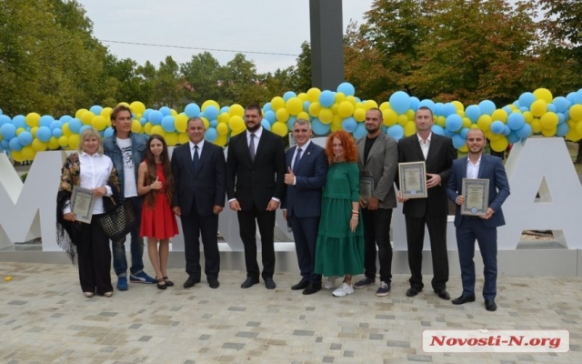 На Соборной ко Дню города открыли новый арт-объект - I like Mykolaiv и мини-парк в виде карты города Фото № 0 На Соборной ко Дню города открыли новый арт-объект - I like Mykolaiv и мини-парк в виде карты города Фото № 0