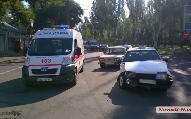 На Центральном проспекте произошла авария, среди пострадавших - ребенок Фото № 1 На Центральном проспекте произошла авария, среди пострадавших - ребенок Фото № 1