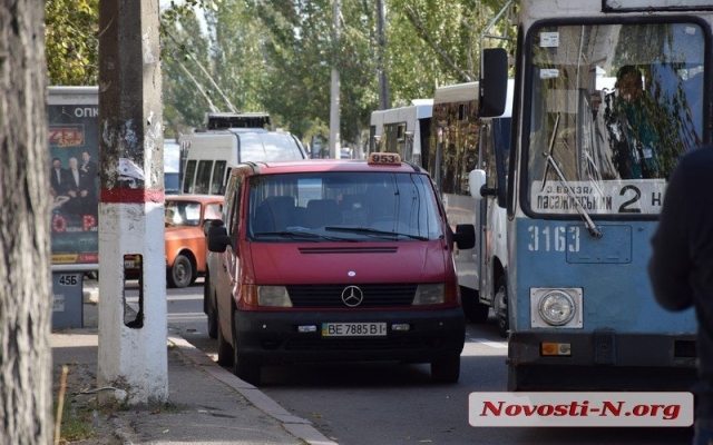 На Центральном проспекта столкнулись сразу три автомобиля, образовался большой затор на дорогах Фото № 7 На Центральном проспекта столкнулись сразу три автомобиля, образовался большой затор на дорогах Фото № 7