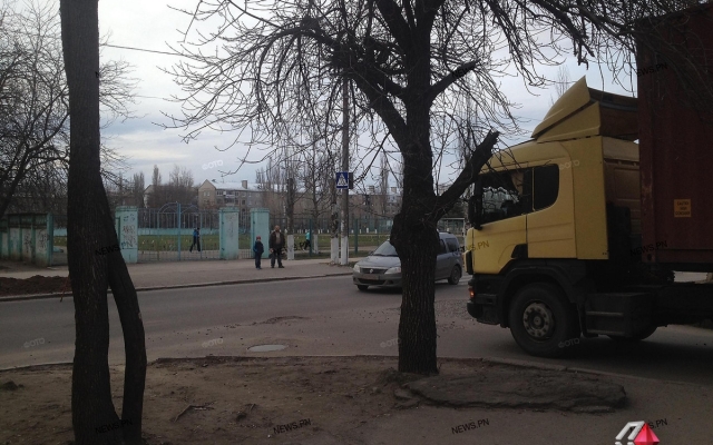 Проезд запрещен: в Николаеве фура с одесскими номерами заблудилась между жилыми кварталами Фото № 0 Проезд запрещен: в Николаеве фура с одесскими номерами заблудилась между жилыми кварталами Фото № 0
