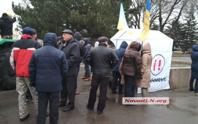 В Николаеве сторонники Михеила Саакашвили требуют отставки Президента Украины Петра Порошенко Фото № 9 В Николаеве сторонники Михеила Саакашвили требуют отставки Президента Украины Петра Порошенко Фото № 9