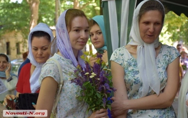 Православные Николаева сегодня отмечают день Святой Троицы Фото № 11 Православные Николаева сегодня отмечают день Святой Троицы Фото № 11