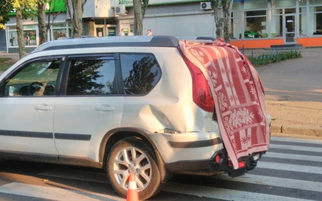 На Центральном проспекте маршрутка врезалась в автомобиль, есть пострадавшие Фото № 2 На Центральном проспекте маршрутка врезалась в автомобиль, есть пострадавшие Фото № 2