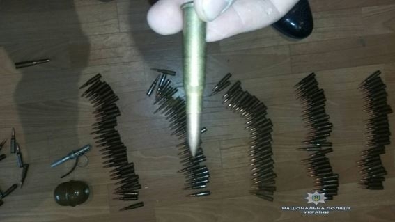 Житель Первомайска хранил у себя дома большой арсенал боеприпасов Фото № 4 Житель Первомайска хранил у себя дома большой арсенал боеприпасов Фото № 4