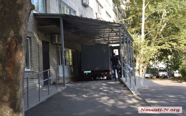 Во время перевозки заключенных в автозаке подконвойный лезвием от бритвы порезал себе вены и живот Фото № 1 Во время перевозки заключенных в автозаке подконвойный лезвием от бритвы порезал себе вены и живот Фото № 1