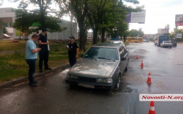В Николаеве на улице Космонавтов автомобиль провалился в яму Фото № 0 В Николаеве на улице Космонавтов автомобиль провалился в яму Фото № 0
