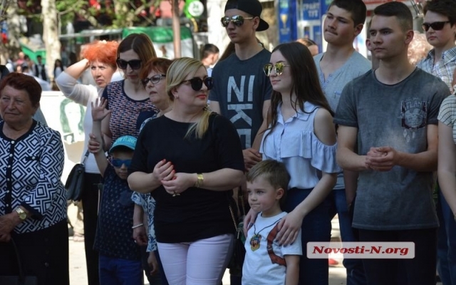 В Каштановом сквере прошел третий этап Музыкального марафона «Николаев поет на Соборной» Фото № 4 В Каштановом сквере прошел третий этап Музыкального марафона «Николаев поет на Соборной» Фото № 4