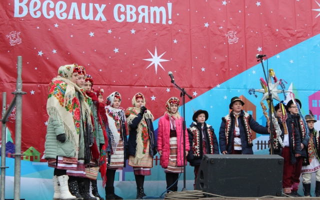 В Николаеве колядками, щедривками и шутками завершили праздничный фестиваль зимних развлечений Фото № 1 В Николаеве колядками, щедривками и шутками завершили праздничный фестиваль зимних развлечений Фото № 1