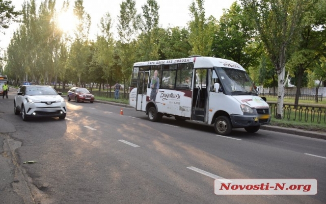 На Центральном проспекте мотоцикл столкнулся с маршрутным такси, есть пострадавшие Фото № 3 На Центральном проспекте мотоцикл столкнулся с маршрутным такси, есть пострадавшие Фото № 3