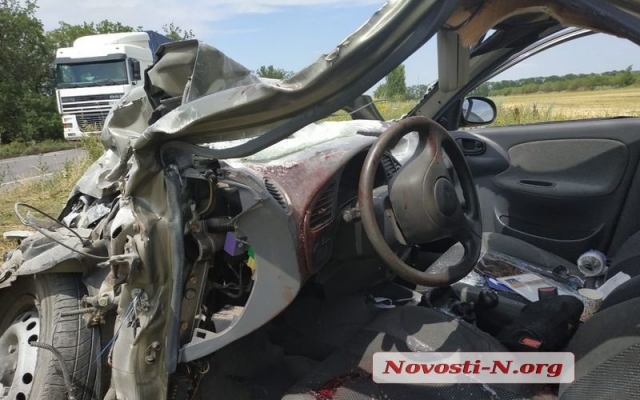На объездной дороге жуткая авария: автомобиль врезался в зерновоз, пострадали три человека Фото № 2 На объездной дороге жуткая авария: автомобиль врезался в зерновоз, пострадали три человека Фото № 2