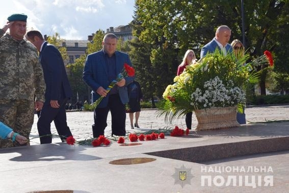 В Николаеве почтили память погибших защитников Украины Фото № 4 В Николаеве почтили память погибших защитников Украины Фото № 4