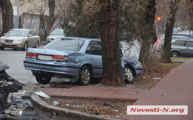 На Спасской водители иномарок не пропустили друг друг и допустили столкновение Фото № 3 На Спасской водители иномарок не пропустили друг друг и допустили столкновение Фото № 3