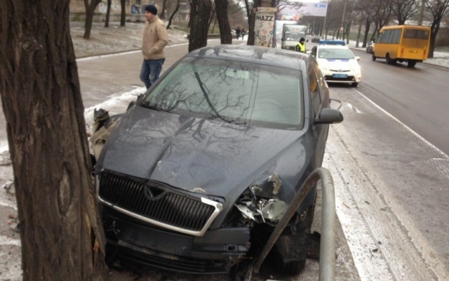 В районе Варваровского моста иномарка выехала на встречную полосу и врезалась в дерево Фото № 1 В районе Варваровского моста иномарка выехала на встречную полосу и врезалась в дерево Фото № 1