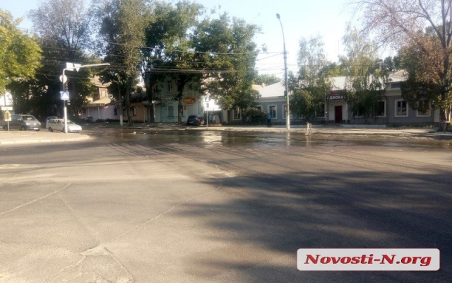 На Адмирала Макарова из люка начал бить зловонный фонтан Фото № 3 На Адмирала Макарова из люка начал бить зловонный фонтан Фото № 3