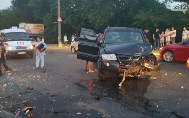 На проспекте Героев Украины произошла жуткая авария: столкнулись два автомобиля, есть погибшие и пострадавшие (фото и видео 18+) Фото № 1 На проспекте Героев Украины произошла жуткая авария: столкнулись два автомобиля, есть погибшие и пострадавшие (фото и видео 18+) Фото № 1