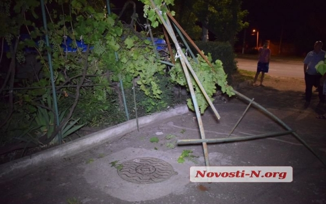На Богоявленском проспекте перевернулся автомобиль и едва не въехав в жилой дом Фото № 7 На Богоявленском проспекте перевернулся автомобиль и едва не въехав в жилой дом Фото № 7
