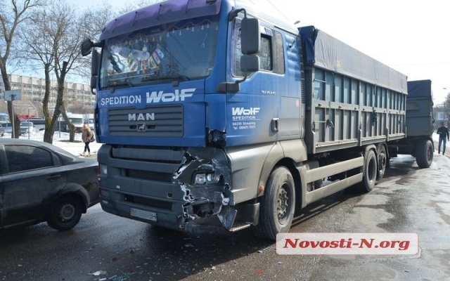 На Героев Украины грузовик протаранил иномарку, образовалась автопробка Фото № 1 На Героев Украины грузовик протаранил иномарку, образовалась автопробка Фото № 1