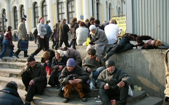 В Николаеве лица без определенного места жительства устраивают настоящие войны за мусорные контейнеры Фото № 0 В Николаеве лица без определенного места жительства устраивают настоящие войны за мусорные контейнеры Фото № 0