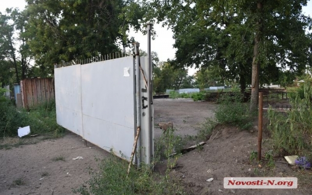 Забор вокруг скандальной стройки в микрорайоне «Леваневцев» начали восстанавливать Фото № 0 Забор вокруг скандальной стройки в микрорайоне «Леваневцев» начали восстанавливать Фото № 0