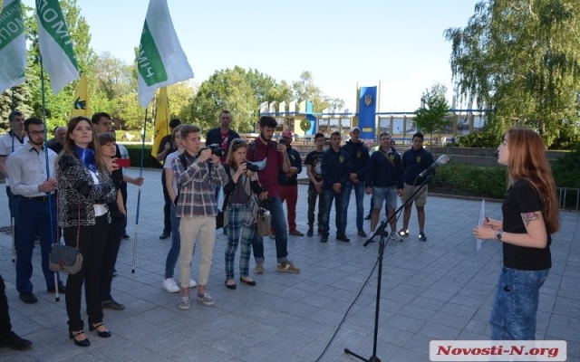 Представители шести партий митингуют под зданием Николаевой облгосадминистрации, требуя выборы по «открытым спискам» Фото № 0 Представители шести партий митингуют под зданием Николаевой облгосадминистрации, требуя выборы по «открытым спискам» Фото № 0