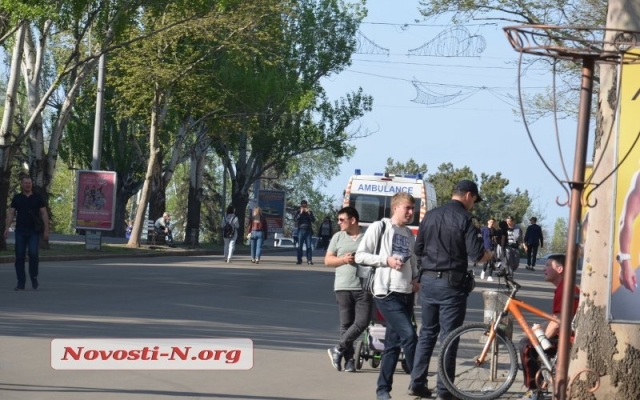 На Соборной под колесами иномарки оказался велосипедист, образовалась большая автомобильная пробка Фото № 1 На Соборной под колесами иномарки оказался велосипедист, образовалась большая автомобильная пробка Фото № 1