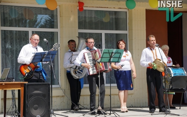 Народный депутат Жолобецкий подарил жителям Пересадовки 600 флагов Украины Фото № 0 Народный депутат Жолобецкий подарил жителям Пересадовки 600 флагов Украины Фото № 0