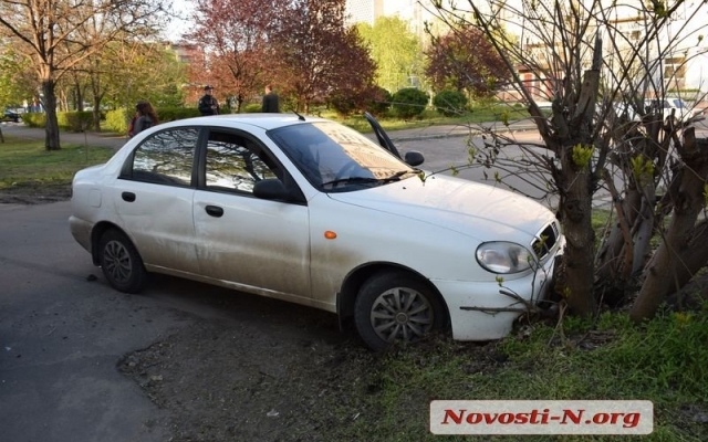На Инженерной столкнулись два автомобиля, после - одна из машин врезалась в дерево Фото № 3 На Инженерной столкнулись два автомобиля, после - одна из машин врезалась в дерево Фото № 3